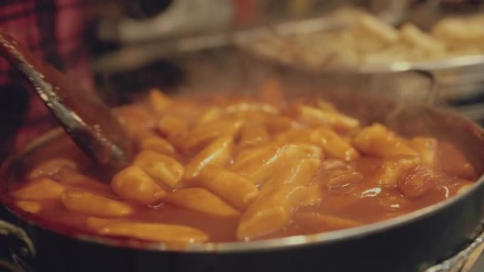 称为Tokpokki的传统韩国食品在当地市场的托盘中出售。
