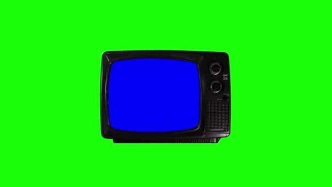 复古电视在绿色背景上打开蓝屏。放大。