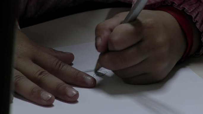 一个幼儿园的女孩在课堂上写生。特写。