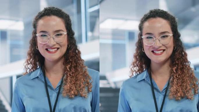 垂直屏幕: 美丽的西班牙裔女性戴着眼镜，使用平板电脑，看着相机微笑。女商人，信息技术经理，机器人工程