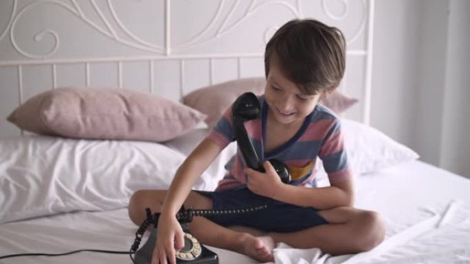 儿童用复古电话交谈