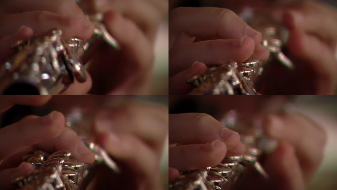 吹单簧管的女人手。特写。