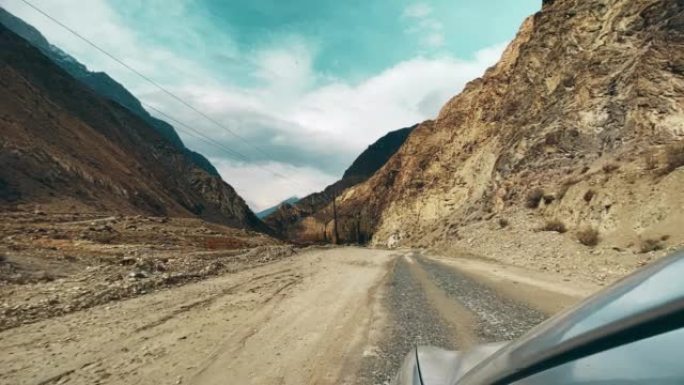 在山里开车旅行汽车飞驰道路景观戈壁滩