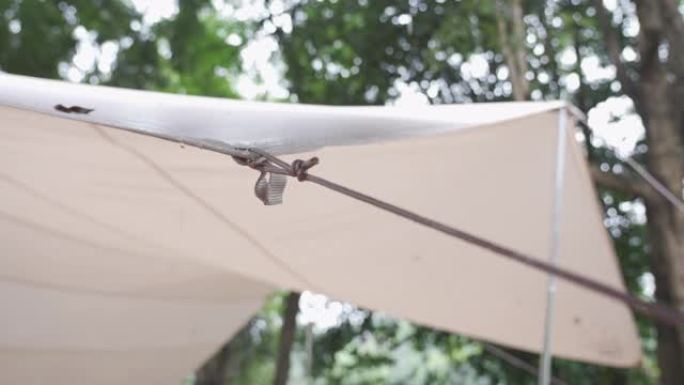 在热带树区下平移帐篷篷布。