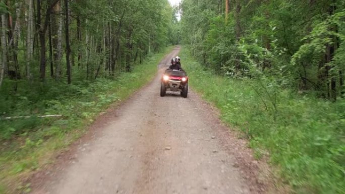 在森林中驾驶四轮摩托的人