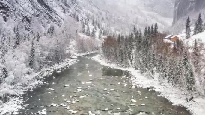 森林里下了一整夜的雪，树林变成了梦幻般的雾凇，河水仍然穿过