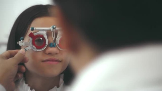 在配镜师测试眼睛特写眼睛眼睛设备眼科医生