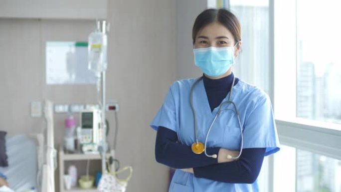 专业工作，护士在医院口罩下微笑看着相机