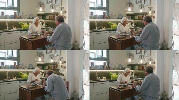 老年夫妇在家享受素食午餐的慢动作视频