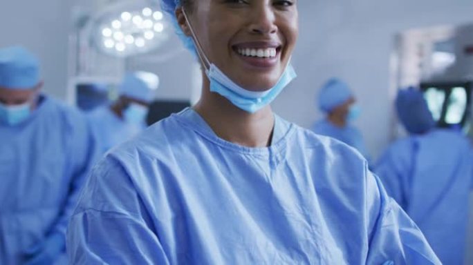 站在手术室的混血女医生的肖像对着镜头微笑