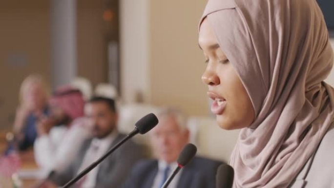 穆斯林妇女在政治新闻发布会上发表演讲
