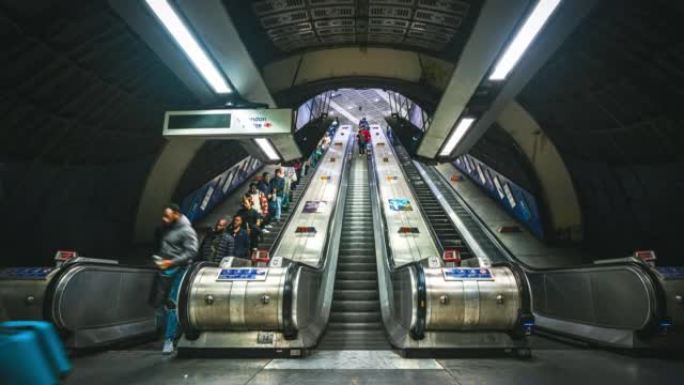 拥挤的通勤者使用自动扶梯在伦敦地铁或地铁旅行的时间流逝