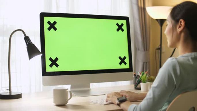 女人使用绿屏电脑绿幕抠像办公抠绿