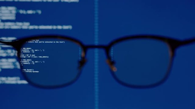 通过眼镜洞察视觉在蓝屏计算机系统上编码数据科学家编程人工智能，用于机器学习操作、建模预测分析、数据工