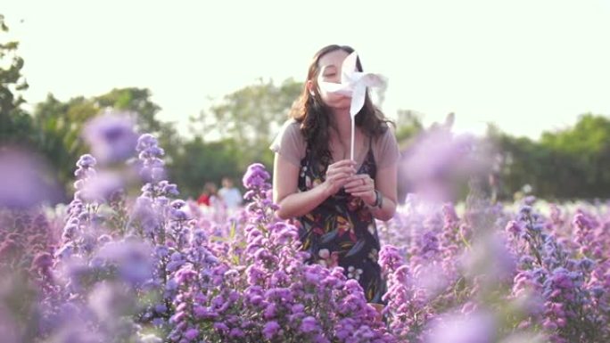 年轻女子在花卉农场的快乐和乐趣