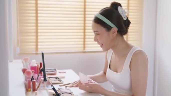 在家工作室的早晨例行青年名人化妆教程。