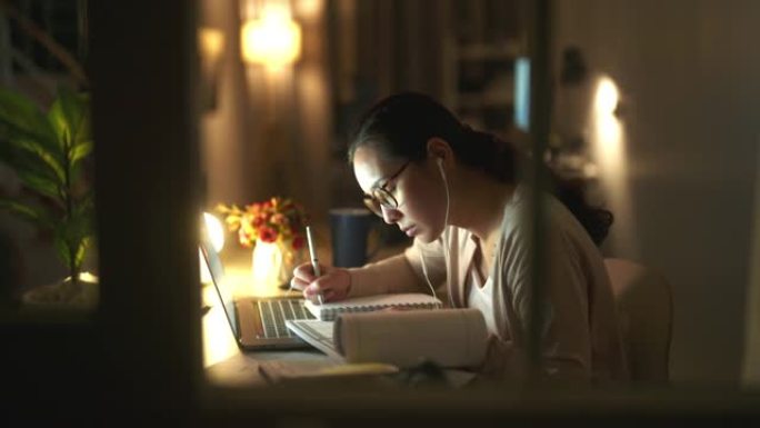 亚洲女学生晚上在线学习