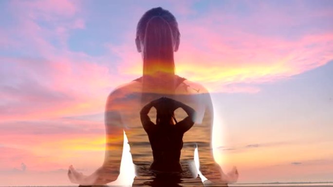 WS在日落时在海和云层中游泳的女人的背景下冥想