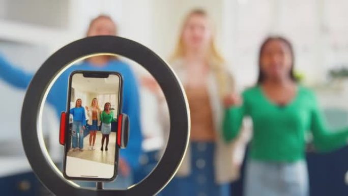 一群多元文化少女朋友在厨房闲逛的观点镜头录制舞蹈套路在社交媒体上发布-慢动作镜头