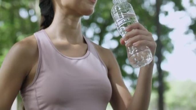 亚洲妇女跑步后喝水