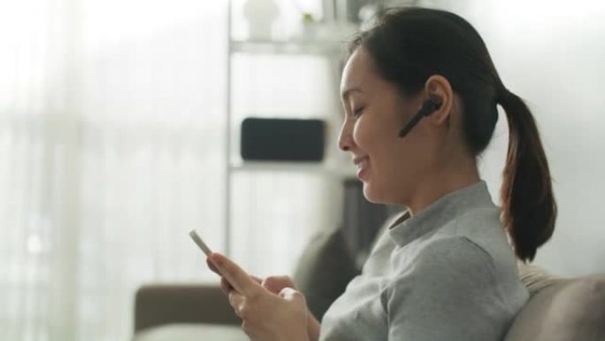 亚洲妇女使用智能手机进行通讯视频通话