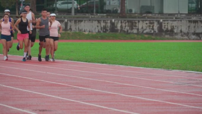 亚洲中华运动员队在下雨天气在田径场跑