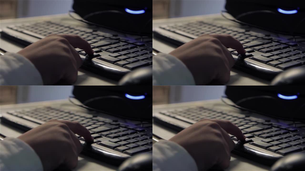视障学生在课堂上使用电脑键盘。特写。4k分辨率。