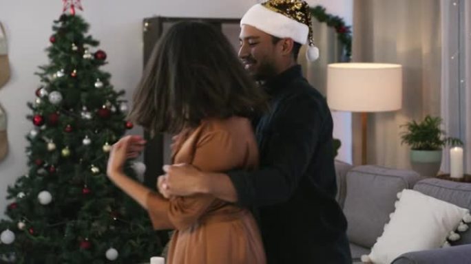 4k视频片段，一对年轻夫妇在家里一起庆祝圣诞节跳舞