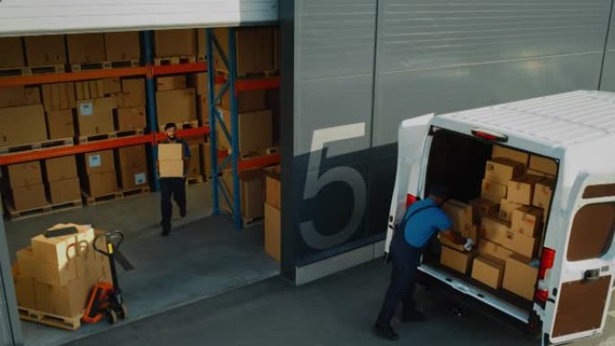 物流配送仓库之外，由不同的专业工人团队装载纸箱、在线订单、采购、电子商务货物的送货卡车。高角度基座拍