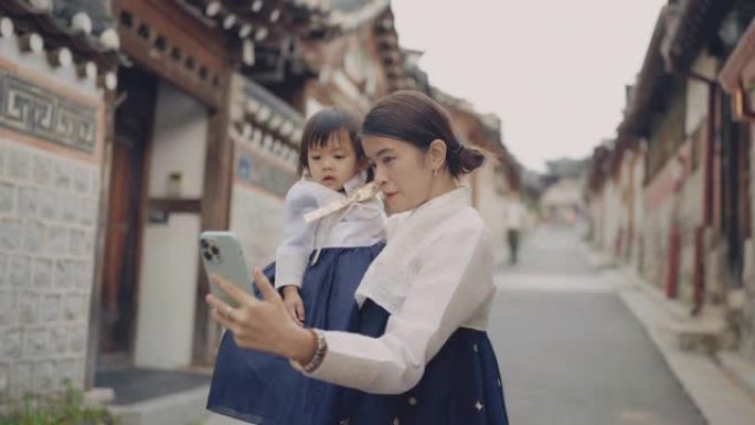 图为，在北村韩屋村，母亲和女儿正在一起自拍。