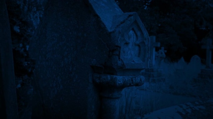 晚上在墓地里路过旧墓碑