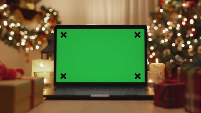 圣诞快乐空白模板色度键绿屏显示器在桌子上。