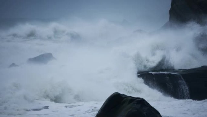 海浪喷出岩石暴风雨