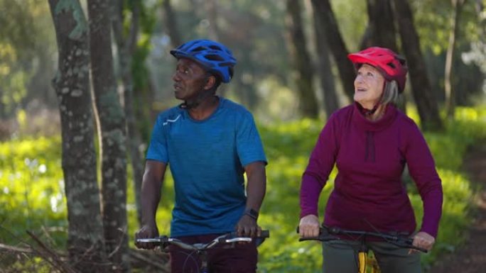 高级非裔美国人在森林上骑自行车