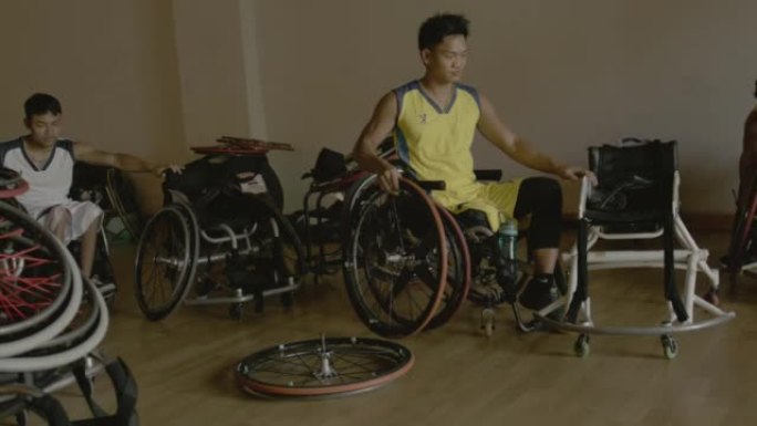 亚洲男子篮球残疾人运动员队准备轮椅