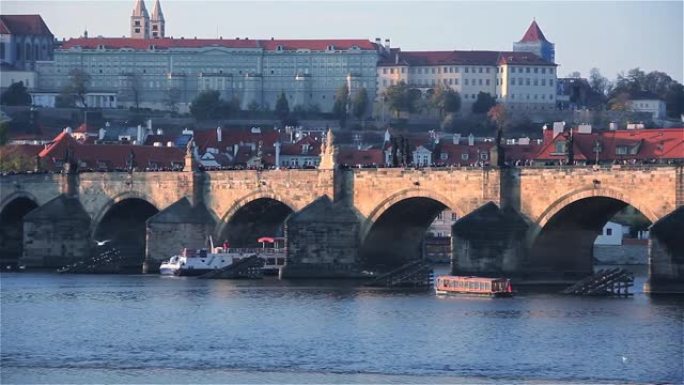 查尔斯桥 (Charles Bridge) 的景色，这是一座中世纪的石拱桥，在日落时穿越捷克共和国首