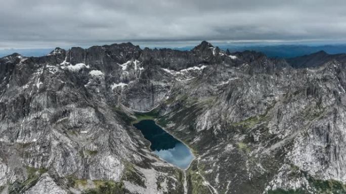 镶嵌在川西山区的碧玉般的高原湖泊