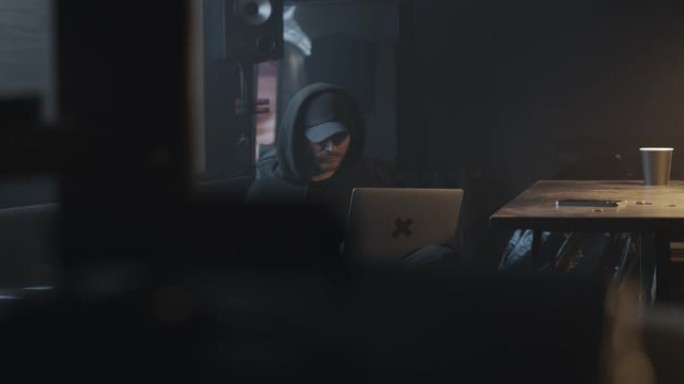 一个程序员躺在沙发上，靠在背包上，输入计算机代码