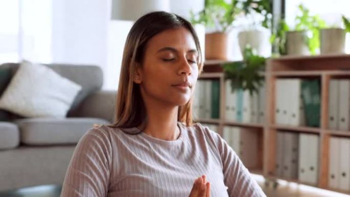 女人，瑜伽和冥想为精神卫生，健康和精神健康在家里的呼吸锻炼。女性在室内平静、平静和放松冥想，为禅宗、