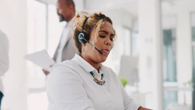 与我们联系，呼叫中心和crm，带耳机的黑人女性客户服务帮助客户解决问题。危机，电话销售代理或销售顾问