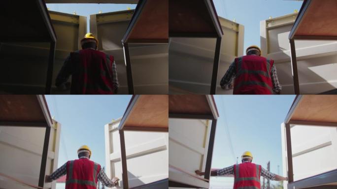 非洲工人打开货运集装箱