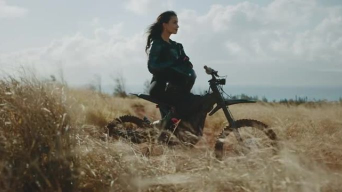 女人骑自行车