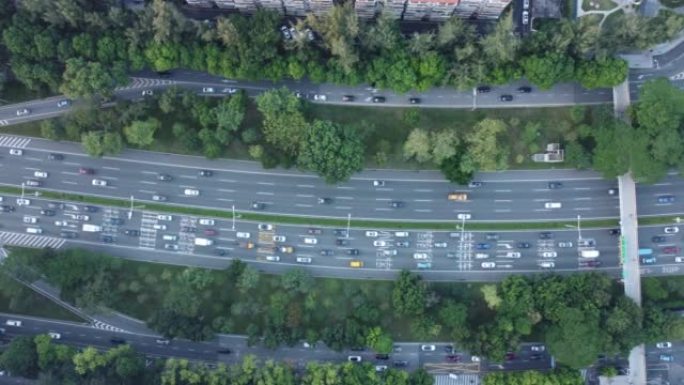 无人机查看繁忙的交通道路