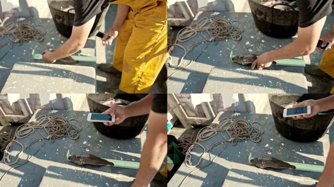 中年渔民测量和拍摄多佛鞋底