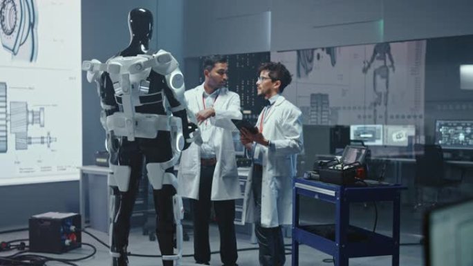 在机器人技术开发实验室的国际工程师和科学家团队致力于机器人外骨骼原型。设计动力外衣以帮助残疾人行走，