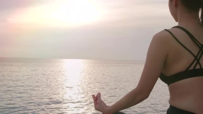 海滩上的瑜伽宣传片打坐瑜伽服