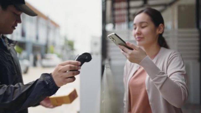 亚洲妇女在前门收到包裹