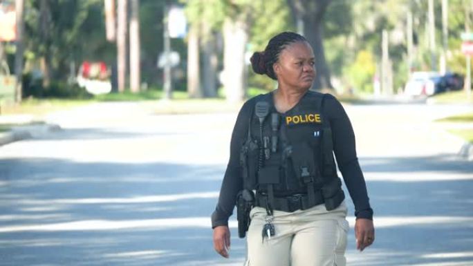 非裔美国女警在社区中行走