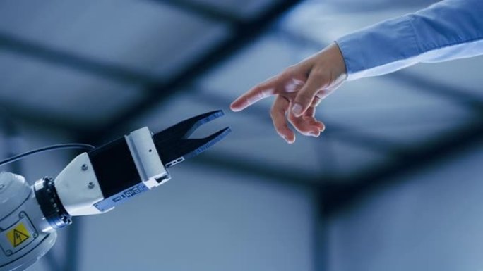 人工智能、机械臂触摸人类和未来技术、数字握手、通信和网络创新。联系人，人和机器人手连接，自动化和工业