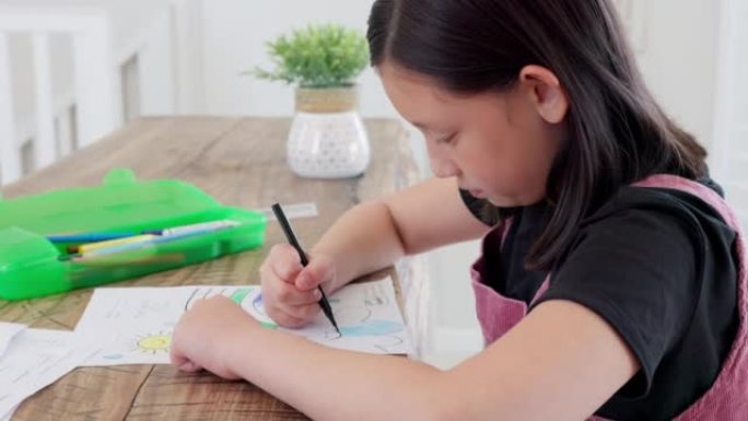 女孩，素描和创意，同时在纸上画画，在家学习或娱乐。儿童，铅笔和图片在页面上，而忙于家庭学校，彩色艺术
